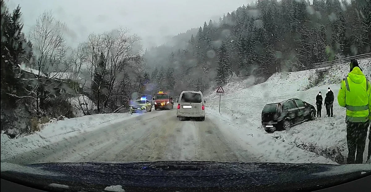 Previdno, v Hudi lukni je s ceste zdrsnil avto