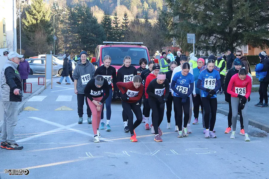(FOTO) 32. Silvestrski tek na Ravnah združil ljubitelje teka